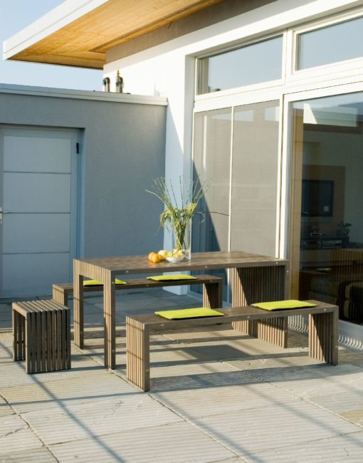 Design Gartenmöbel aus Holz: Gartentisch, Gartenbank und Gartenhocker TAVOLA in Akazie / Robinie