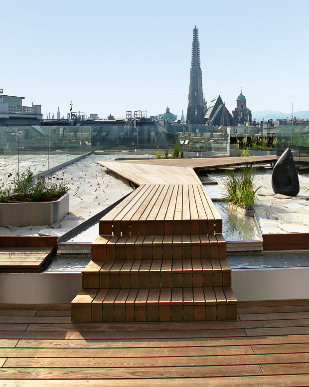 Exklusive Holzterrasse mit Holzdielen aus Thermoesche und Unterkonstruktion in Alu in Wien