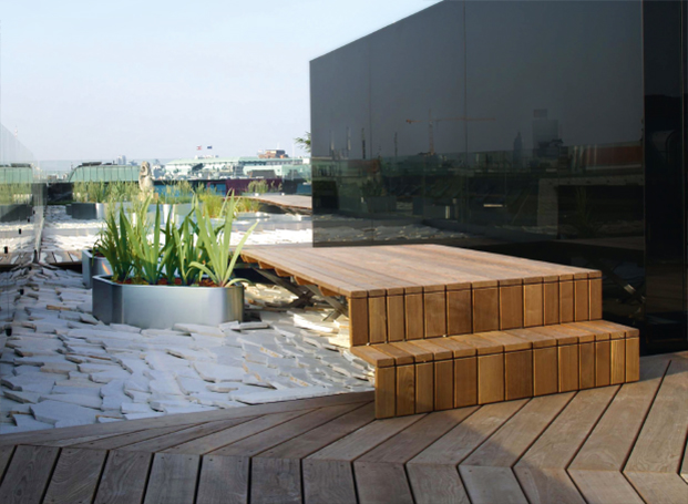 Terrasse mit freistehender Holztreppe in Thermoesche in aufwendiger Verlegung von WALLI