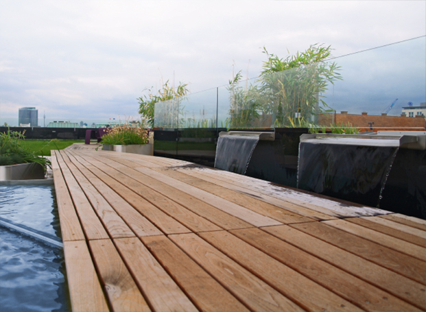 Exklusive Terrassengestaltung mit Terrassendielen aus Thermoesche