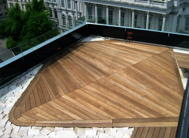 Terrasse mit Holzdielen aus Thermoesche, aufwendig und hochwertig verlegt von WALLI