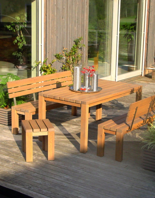 Massiver Design-Gartentisch und Gartenbänke aus Holz / Eiche von WALLI – Ihr Gartentischler