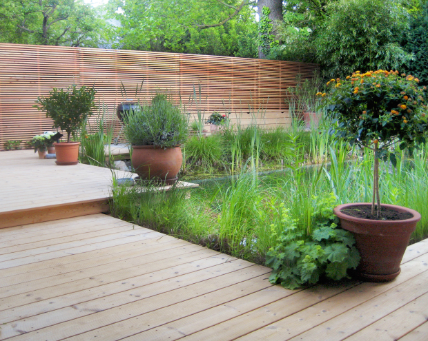 Sichtschutz_Garten_Terrasse_2 Natürlich Holz – Innenhof mit modernem Sichtschutz und Holzterrasse aus Lärche