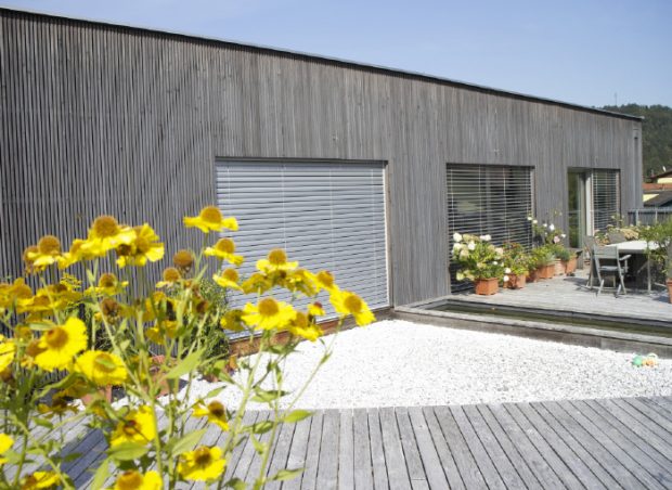 Fassade und Holzdecks Elegante Holzfassade in Silbergrau, Terrassenboden in Holz