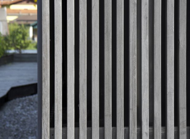 Atriumhaus Detail Fassade Vorgehängte Holzfassade mit vorgefertigten Leisten-Elementen in elegantem Silber vorvergraut