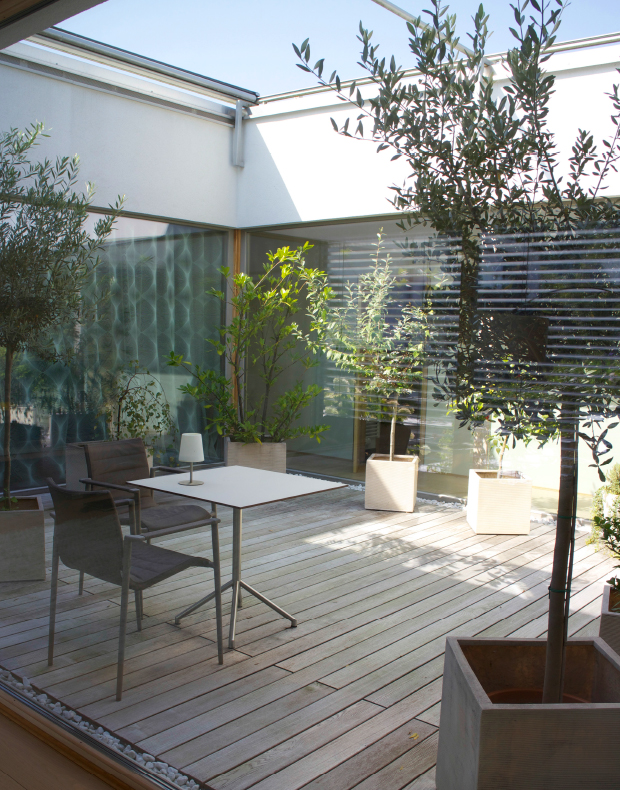 Atriumhaus Innenhof Terrassen-Ausstattung für zeitgemäße Architektur: Moderner Innenhof mit Holzterrasse in Thermoesche