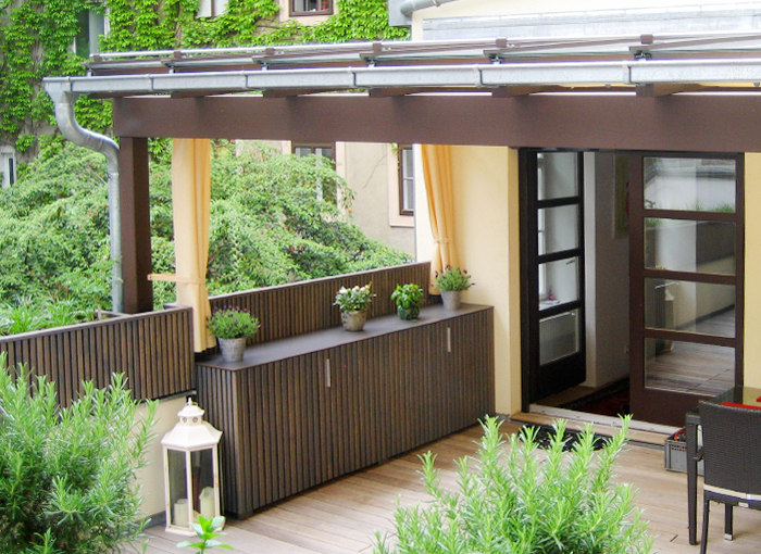 Dachterrasse im Innenhof mit Sichtschutz