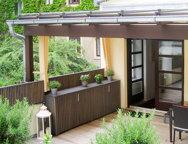 Terrasseneinrichtung aus Holz nach Maß – Dachterrasse im Innenhof