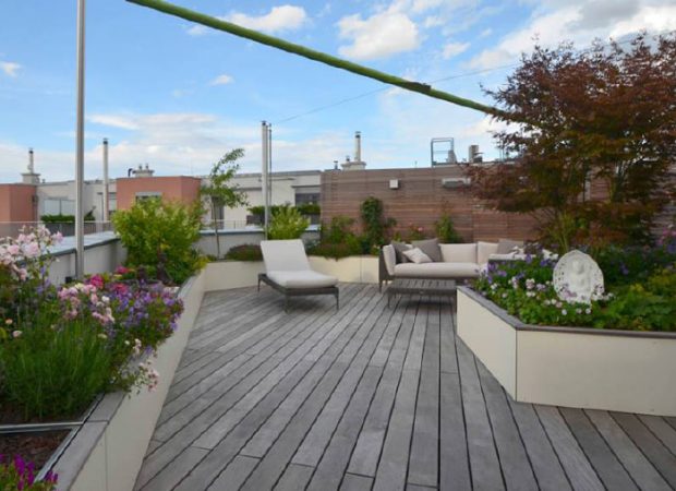 Dachterrasse mit Sichtschutz Exklusive Dachterrasse mit Holzboden und Pflanzgefässen