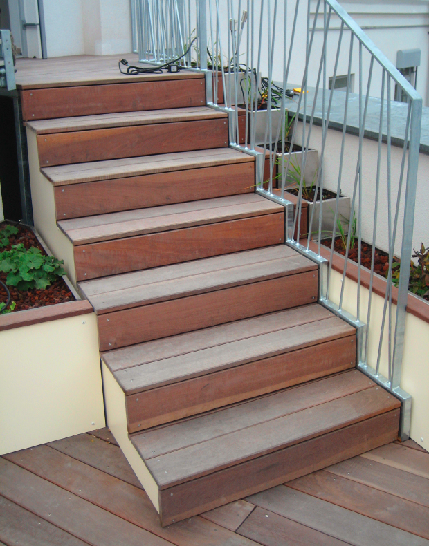 Treppe mit Holzdielen, Pflanzbehälter mit HPL, Holz und Metall