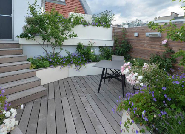 Sichtschutz und Treppe Exklusive Terrassengestaltung und -ausstattung: Treppe, Holzboden und Pflanzbehälter