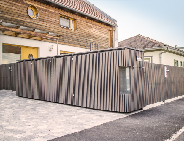 Moderner Gartenzaun nach Maß mit Mülltonnen-Haus und Postkasten