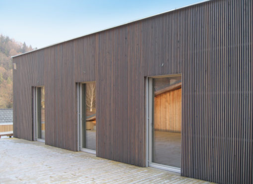 Aus unseren Referenzen: Beispiel für moderne Holzfassaden in Lärche vorvergraut