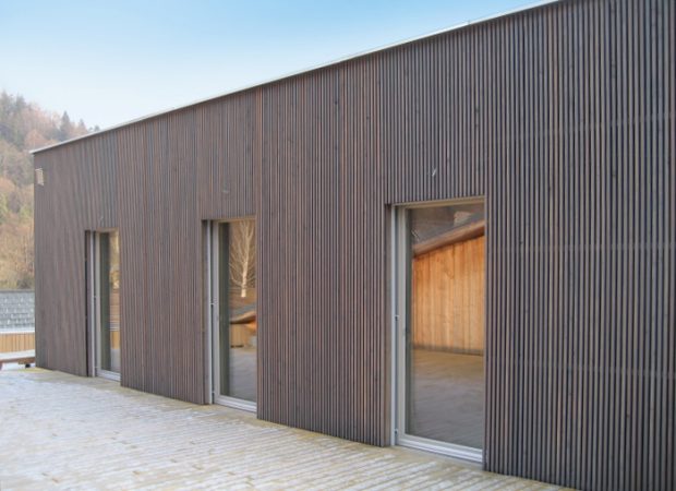 holzfassade Aus unseren Referenzen: Beispiel für moderne Holzfassaden in Lärche vorvergraut