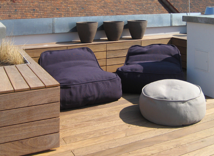 Lounge Dachterrasse in Wien aus Thermoesche: Outdoor Anrichte nach Maß mit integrierten Pflanzbehältern