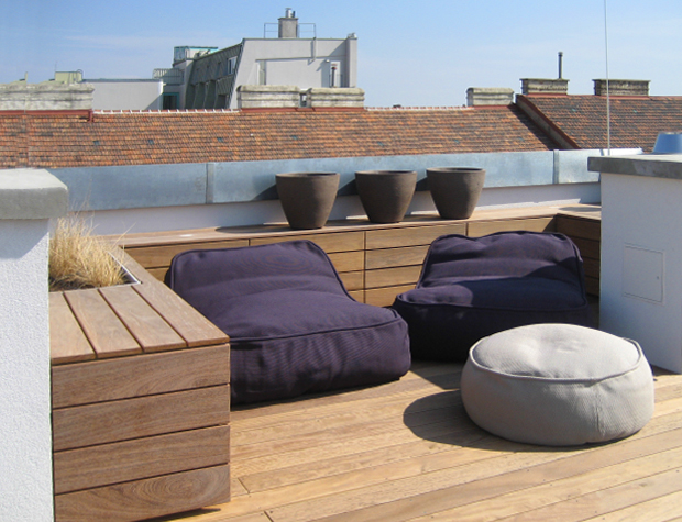 Dachterrasse mit Holzboden und Gartenanrichte