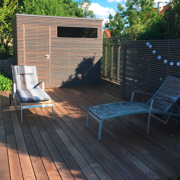 Holzboden, Modernes Gartenhaus nach Maß und Sichtschutz mit Lamellen aus Lärche, steingrau geölt