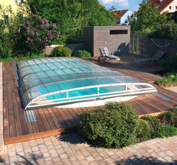 Loungeterrasse mit Holzboden, Sichtschutz und Gartenhaus aus Lärche