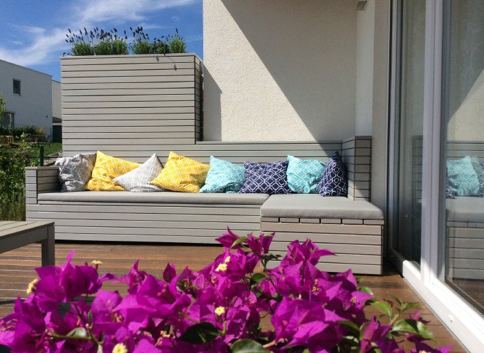 Lounge-Holzsofa / Sofamöbel mit Sichtschutz und Pflanzbehälter nach Maß