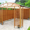 Gartenausstattung nach Maß: Garten-Pavillon mit Leistenwand / Holzlamellen als Sichtschutz und Gerätehaus in Lärche