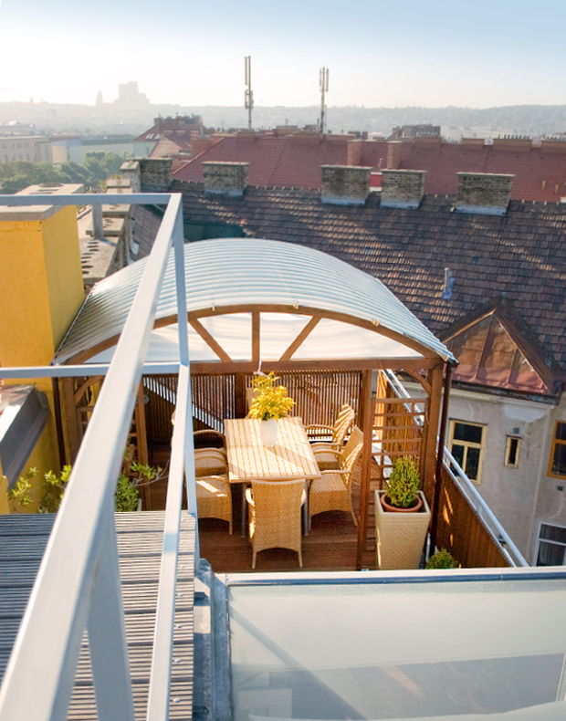 Über den Dächern Sturmfest verankert: Pavillon mit Sichtschutz, Rankgittern und Holzterrasse auf der Dachterrasse