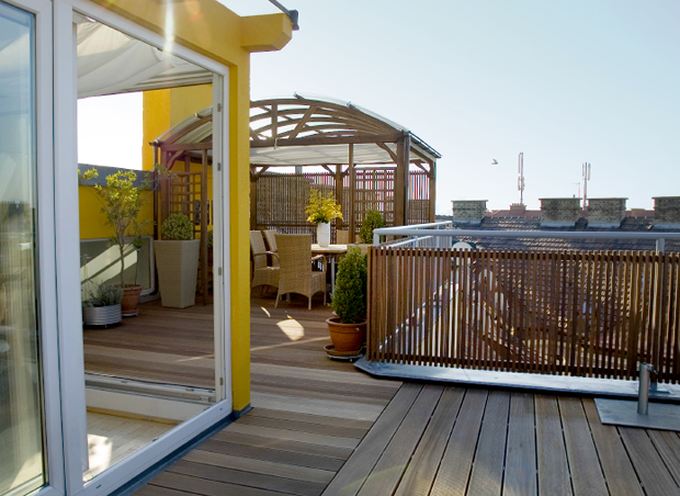 Dachterrasse mit Pavillon, Sichtschutz und Holzboden Wunderschöne Dachterrasse mit Pavillon, modernem Sichtschutz und Terrassendielen aus Holz nach Maß