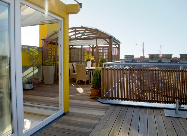 Wunderschöne Dachterrasse mit Pavillon, modernem Sichtschutz und Terrassendielen aus Holz nach Maß