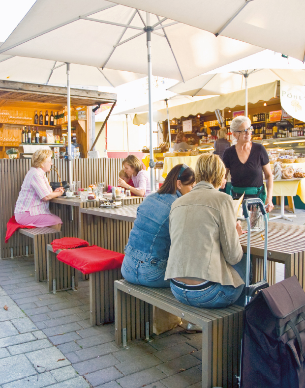 Markttisch Tavola mit Schirmen beim Käsestand