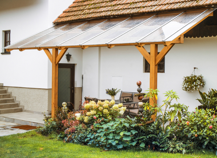 Massives Terrassendach aus Holz mit Glas im Innenhof