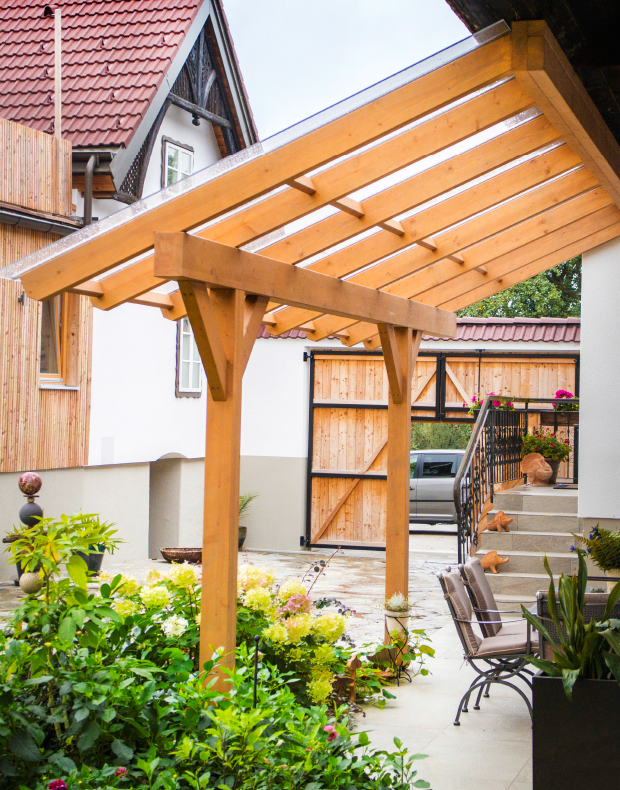 Terrassendach traditionell Massives Terrassendach aus Lärche im Innenhof