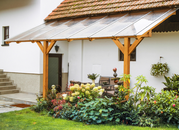 Terrassendach traditionell Schönes Terrassendach aus Lärche mit Glas im Innenhof