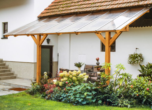 Schönes Terrassendach aus Lärche mit Glas im Innenhof