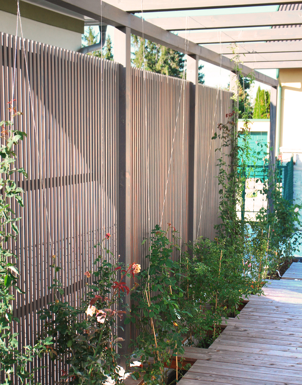 Gartendesign modern: Pergola mit Leistenwand / Lamellen als Sichtschutz in Lärche grau geölt