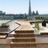 Exklusive Design-Dachterrasse in Wien mit Holzdielen aus Thermoesche von WALLI Wohnraum Garten