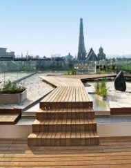 Exklusive Design-Dachterrasse in Wien mit Holzdielen aus Thermoesche von WALLI Wohnraum Garten