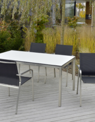 Edelstahl-Terrassentisch Manhattan mit HPL-Tischplatte und Gartenstuhl Barcelona | WALLI Gartenmöbel