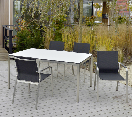 Edelstahl-Terrassentisch Manhattan mit HPL-Tischplatte und Gartenstuhl Barcelona | WALLI Gartenmöbel