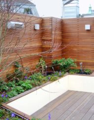 Moderne Sichtschutz-Lösung in Holz für die Terrasse: Rhombus-Feld mit horizontalen Holzlamellen in Maßanfertigung