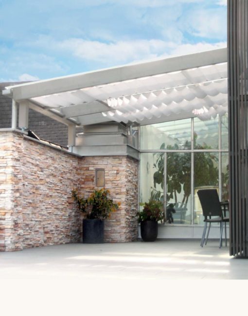 Moderne Terrassenüberdachung – Holz / Lärche hellgrau geölt mit Glas und Beschattung aus Raff-Rollos