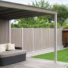Moderne Terrassenüberdachung mit Sichtschutz in Lärche Steingrau geölt mit Aluverbundplatte