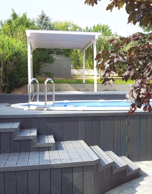 Klare Linien – modernes Terrassendach / Gartenpavillon / Gartenlaube aus Lärchenholz, weiß geölt