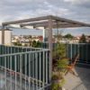 Puristisch und modern: Pergola / Laube / luftiger Pavillon für Dachterrasse aus Holz mit Glas und Textil-Beschattung