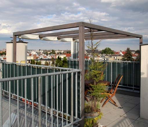 Puristisch und modern: Pergola / Laube / luftiger Pavillon für Dachterrasse aus Holz mit Glas und Textil-Beschattung