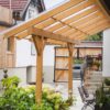 Terrassendach in Lärche nach Maß mit Schrägdach und Glas-Eindeckung vom Gartentischler