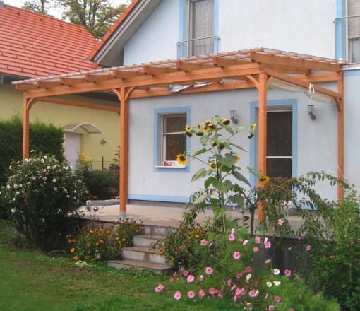 Terrassendach in Lärchenholz mit Glas-Eindeckung und Textil-Beschattung