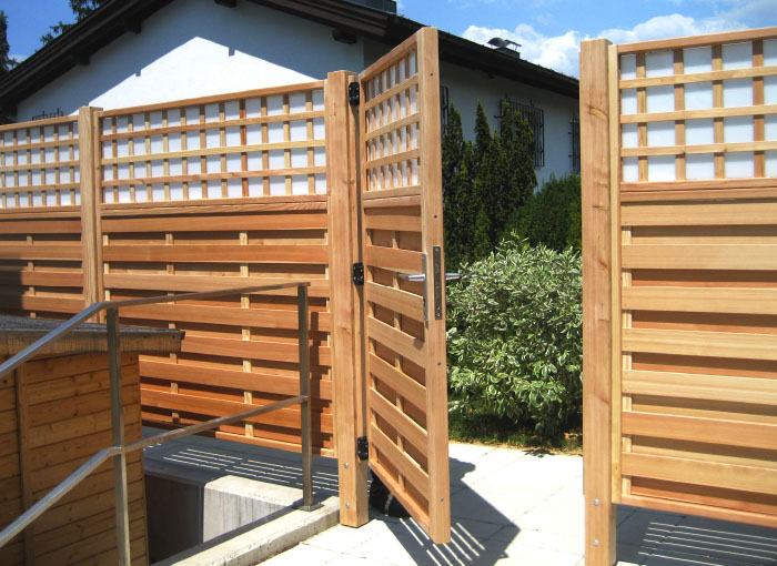 Sichtschutz-Zaun mit individueller Dichtwand und Gartentor aus heimischer Lärche