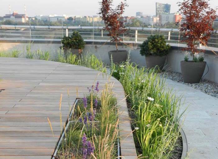 Dachterrasse mit Design-Holzdielen und integrierten Pflanzbehältern in Thermoesche von WALLI