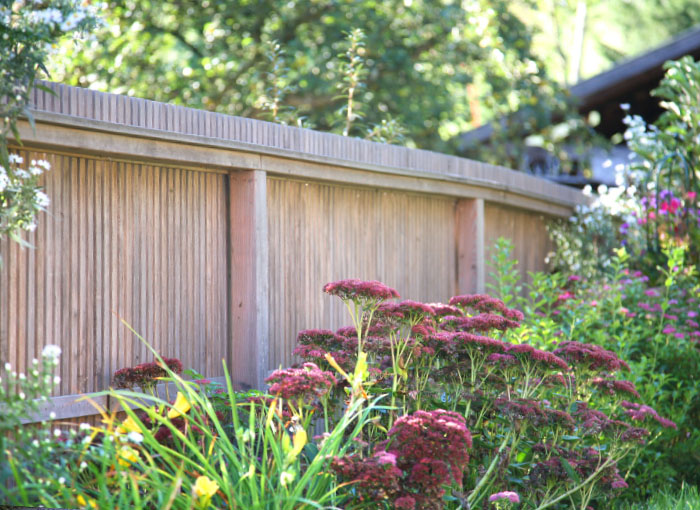 Moderner Gartenzaun aus Lärche mit Leistenfeldern vom Gartentischler