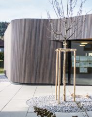 Moderne Holzfassade für die zeitgenössische Architektur – Lärche vorvergraut aus nachhaltiger, heimischer Forstwirtschaft