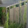 Moderne Pergola mit Sichtschutz und Holzterrasse in Lärche grau geölt